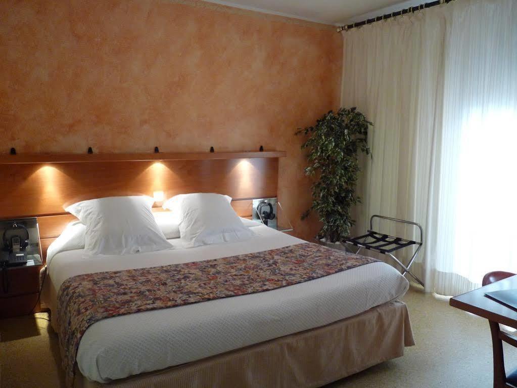 Hotel Ribes Roges Vilanova i la Geltru Ngoại thất bức ảnh